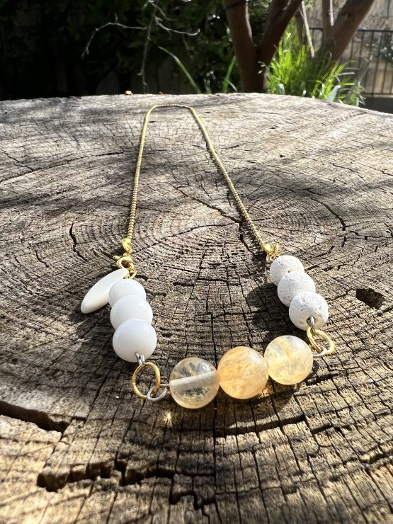 Collier lumineux blanc et doré unisexe, avec les pierres semi-précieuses, citrine, howlite, pierre de lava blanche, agate blanche suspendu sur une chaine en acier inoxydable dorée, avec les vertus lithothérapeutiques