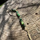 Collier Onésime repositionnable pour homme, accessoire idéal ajustable et modifiable en longueur avec l'oeil de tigre vert