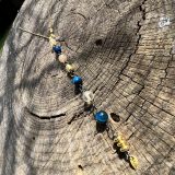 Collier bleu et or avec les pierres demi-précieuses. Succès, puissance et protection