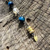 Collier bleu et or avec les pierres demi-précieuses. Succès, puissance et protection