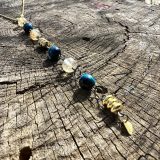 Collier bleu et or avec les pierres demi-précieuses. Succès, puissance et protection
