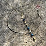 Collier bleu et or avec les pierres demi-précieuses. Succès, puissance et protection