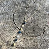 Collier bleu et or avec les pierres demi-précieuses. Succès, puissance et protection