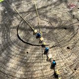 Collier bleu et or avec les pierres demi-précieuses. Succès, puissance et protection
