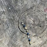 Collier bleu et or avec les pierres demi-précieuses. Succès, puissance et protection