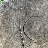 Collier bleu et or avec les pierres demi-précieuses. Succès, puissance et protection