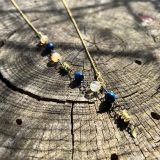 Collier bleu et or avec les pierres demi-précieuses. Succès, puissance et protection