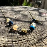 Collier bleu et or avec les pierres demi-précieuses. Succès, puissance et protection