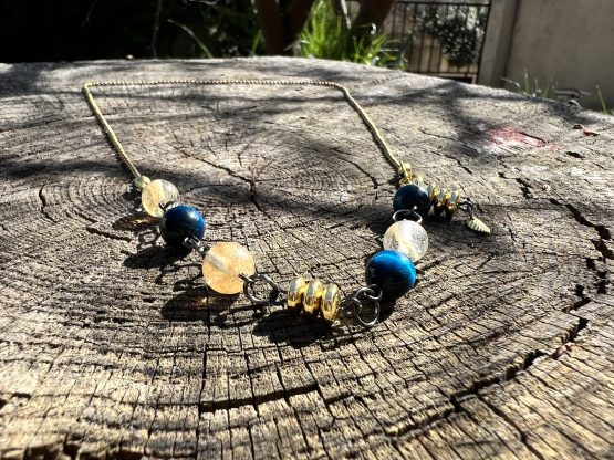 Collier bleu et or avec les pierres demi-précieuses. Succès, puissance et protection