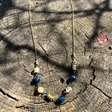 Collier bleu et or avec les pierres demi-précieuses. Succès, puissance et protection