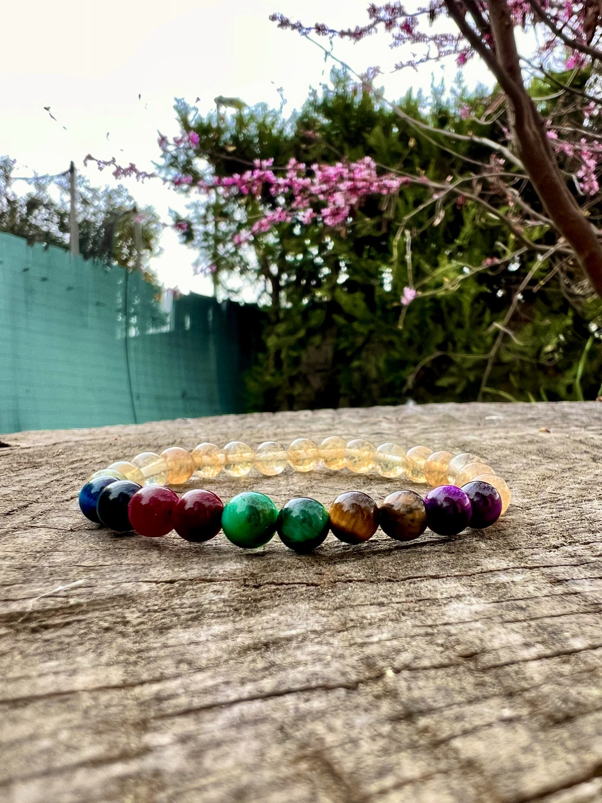 Bracelet Aiko avec la citrine et œil de tigre marron, rose, bleu foncée, vert et violet pour femme