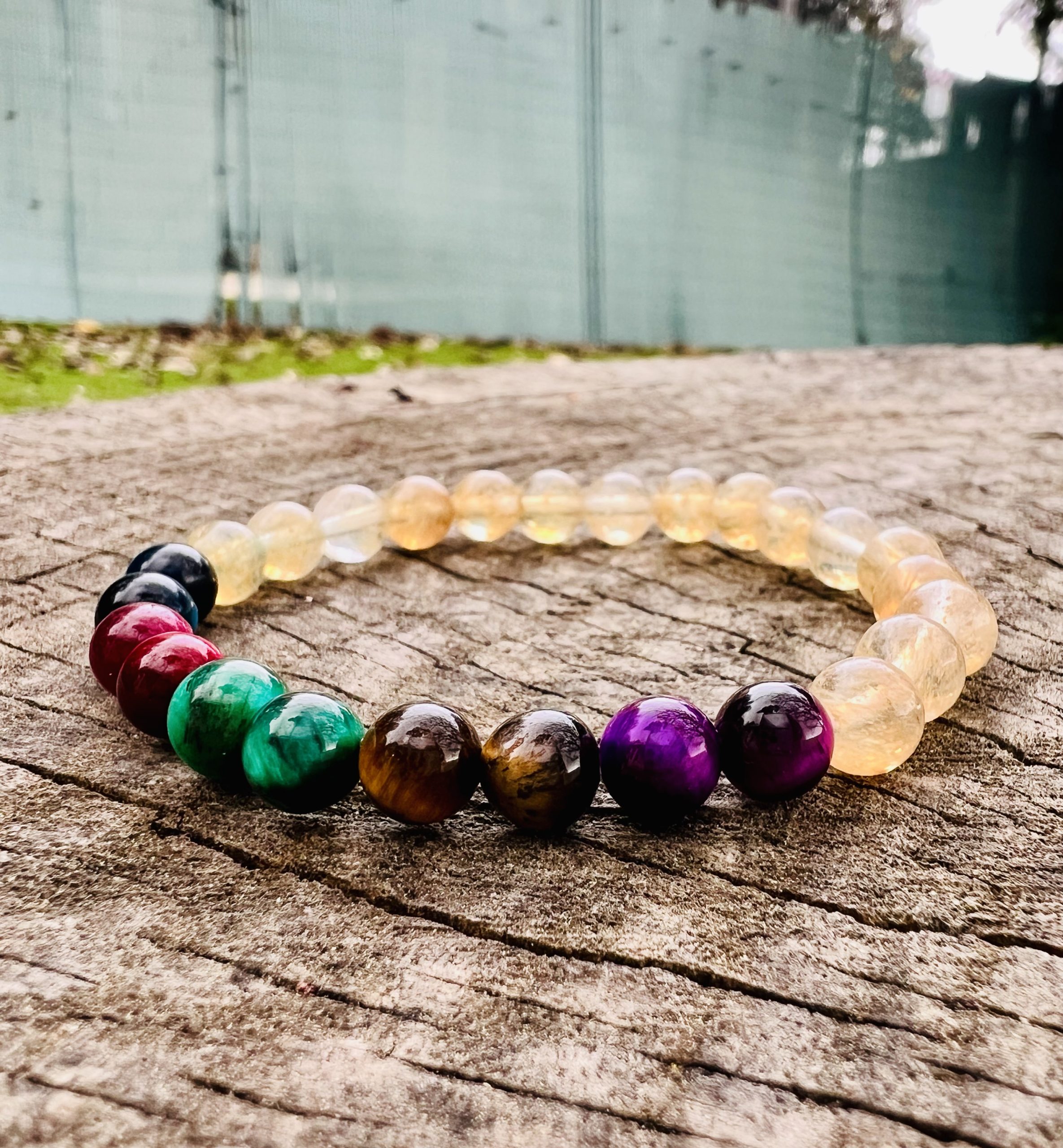 Bracelet Aiko avec la citrine et œil de tigre marron, rose, bleu foncée, vert et violet pour femme