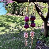 Boucles d’oreilles Sylvie rose fuchsia Boucles d'oreilles Sylvie rose fuchsia avec les pierres de l’oeil de tigre rose Découvrez le Bijou d'oreille Sylvie rose fuchsia une pièce d'exception ornée de pierres précieuses d'oeil de tigre rose, conçu pour magnifier votre élégance et votre charme naturel. Avec ses nuances vibrantes de rose clair et de rose fuchsia, associées à des touches de couleur rose or et marron clair, ces boucles d'oreilles se marient àmerveille avec le collier Sylvie rose fuchsia. Dotées de plumes délicates dans des teintes de rose or, ces boucles d'oreilles révèles une versatilité exceptionnelle. Elles s'adaptent parfaitement à une multitude de tenues et d'occasions. Son design en fait un accessoire indispensable pour toutes les fashionistas en quête d'originalité et de style. Boucles d'oreilles Sylvie et le collier Sylvie fuchsia sont encore plus spéciaux. Les vertus extraordinaires des pierres d'oeil de tigre rose qui les composent, sont connues pour leur pouvoir de protection et d'ancrage émotionnel. Ces pierres précieuses apportent une énergie positive et équilibrante à celui qui les porte, renforçant ainsi son bien-être et sa confiance en soi. Offrez-vous dès aujourd'hui le Collier Sylvie fuchsia ou les boucles d'oreilles ou l'ensemble de ces bijoux délicats et laissez-vous envoûter par leur beauté intemporelle et ses bienfaits incomparables. Ils sont parfaits pour sublimer votre féminité et votre aura avec élégance et éclat.