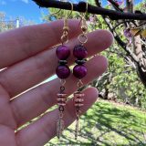 Boucles d’oreilles Sylvie rose fuchsia Boucles d'oreilles Sylvie rose fuchsia avec les pierres de l’oeil de tigre rose Découvrez le Bijou d'oreille Sylvie rose fuchsia une pièce d'exception ornée de pierres précieuses d'oeil de tigre rose, conçu pour magnifier votre élégance et votre charme naturel. Avec ses nuances vibrantes de rose clair et de rose fuchsia, associées à des touches de couleur rose or et marron clair, ces boucles d'oreilles se marient àmerveille avec le collier Sylvie rose fuchsia. Dotées de plumes délicates dans des teintes de rose or, ces boucles d'oreilles révèles une versatilité exceptionnelle. Elles s'adaptent parfaitement à une multitude de tenues et d'occasions. Son design en fait un accessoire indispensable pour toutes les fashionistas en quête d'originalité et de style. Boucles d'oreilles Sylvie et le collier Sylvie fuchsia sont encore plus spéciaux. Les vertus extraordinaires des pierres d'oeil de tigre rose qui les composent, sont connues pour leur pouvoir de protection et d'ancrage émotionnel. Ces pierres précieuses apportent une énergie positive et équilibrante à celui qui les porte, renforçant ainsi son bien-être et sa confiance en soi. Offrez-vous dès aujourd'hui le Collier Sylvie fuchsia ou les boucles d'oreilles ou l'ensemble de ces bijoux délicats et laissez-vous envoûter par leur beauté intemporelle et ses bienfaits incomparables. Ils sont parfaits pour sublimer votre féminité et votre aura avec élégance et éclat.