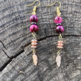 Boucles d’oreilles Sylvie rose fuchsia Boucles d'oreilles Sylvie rose fuchsia avec les pierres de l’oeil de tigre rose Découvrez le Bijou d'oreille Sylvie rose fuchsia une pièce d'exception ornée de pierres précieuses d'oeil de tigre rose, conçu pour magnifier votre élégance et votre charme naturel. Avec ses nuances vibrantes de rose clair et de rose fuchsia, associées à des touches de couleur rose or et marron clair, ces boucles d'oreilles se marient àmerveille avec le collier Sylvie rose fuchsia. Dotées de plumes délicates dans des teintes de rose or, ces boucles d'oreilles révèles une versatilité exceptionnelle. Elles s'adaptent parfaitement à une multitude de tenues et d'occasions. Son design en fait un accessoire indispensable pour toutes les fashionistas en quête d'originalité et de style. Boucles d'oreilles Sylvie et le collier Sylvie fuchsia sont encore plus spéciaux. Les vertus extraordinaires des pierres d'oeil de tigre rose qui les composent, sont connues pour leur pouvoir de protection et d'ancrage émotionnel. Ces pierres précieuses apportent une énergie positive et équilibrante à celui qui les porte, renforçant ainsi son bien-être et sa confiance en soi. Offrez-vous dès aujourd'hui le Collier Sylvie fuchsia ou les boucles d'oreilles ou l'ensemble de ces bijoux délicats et laissez-vous envoûter par leur beauté intemporelle et ses bienfaits incomparables. Ils sont parfaits pour sublimer votre féminité et votre aura avec élégance et éclat.
