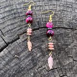Boucles d’oreilles Sylvie rose fuchsia Boucles d'oreilles Sylvie rose fuchsia avec les pierres de l’oeil de tigre rose Découvrez le Bijou d'oreille Sylvie rose fuchsia une pièce d'exception ornée de pierres précieuses d'oeil de tigre rose, conçu pour magnifier votre élégance et votre charme naturel. Avec ses nuances vibrantes de rose clair et de rose fuchsia, associées à des touches de couleur rose or et marron clair, ces boucles d'oreilles se marient àmerveille avec le collier Sylvie rose fuchsia. Dotées de plumes délicates dans des teintes de rose or, ces boucles d'oreilles révèles une versatilité exceptionnelle. Elles s'adaptent parfaitement à une multitude de tenues et d'occasions. Son design en fait un accessoire indispensable pour toutes les fashionistas en quête d'originalité et de style. Boucles d'oreilles Sylvie et le collier Sylvie fuchsia sont encore plus spéciaux. Les vertus extraordinaires des pierres d'oeil de tigre rose qui les composent, sont connues pour leur pouvoir de protection et d'ancrage émotionnel. Ces pierres précieuses apportent une énergie positive et équilibrante à celui qui les porte, renforçant ainsi son bien-être et sa confiance en soi. Offrez-vous dès aujourd'hui le Collier Sylvie fuchsia ou les boucles d'oreilles ou l'ensemble de ces bijoux délicats et laissez-vous envoûter par leur beauté intemporelle et ses bienfaits incomparables. Ils sont parfaits pour sublimer votre féminité et votre aura avec élégance et éclat.