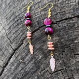 Boucles d’oreilles Sylvie rose fuchsia Boucles d'oreilles Sylvie rose fuchsia avec les pierres de l’oeil de tigre rose Découvrez le Bijou d'oreille Sylvie rose fuchsia une pièce d'exception ornée de pierres précieuses d'oeil de tigre rose, conçu pour magnifier votre élégance et votre charme naturel. Avec ses nuances vibrantes de rose clair et de rose fuchsia, associées à des touches de couleur rose or et marron clair, ces boucles d'oreilles se marient àmerveille avec le collier Sylvie rose fuchsia. Dotées de plumes délicates dans des teintes de rose or, ces boucles d'oreilles révèles une versatilité exceptionnelle. Elles s'adaptent parfaitement à une multitude de tenues et d'occasions. Son design en fait un accessoire indispensable pour toutes les fashionistas en quête d'originalité et de style. Boucles d'oreilles Sylvie et le collier Sylvie fuchsia sont encore plus spéciaux. Les vertus extraordinaires des pierres d'oeil de tigre rose qui les composent, sont connues pour leur pouvoir de protection et d'ancrage émotionnel. Ces pierres précieuses apportent une énergie positive et équilibrante à celui qui les porte, renforçant ainsi son bien-être et sa confiance en soi. Offrez-vous dès aujourd'hui le Collier Sylvie fuchsia ou les boucles d'oreilles ou l'ensemble de ces bijoux délicats et laissez-vous envoûter par leur beauté intemporelle et ses bienfaits incomparables. Ils sont parfaits pour sublimer votre féminité et votre aura avec élégance et éclat.