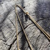 Découvrez le Collier Soe Ari une pièce de bijouterie exceptionnelle qui allie élégance, polyvalence et bienfaits énergétiques. Conçu par Jana Kuzmi, artiste peintre et fondatrice de la marque Boucle Bel Air, ce collier ajustable en longueur offre une infinité de possibilités de style. Grâce à sa perle coulissante, il peut être porté en ras de cou, en collier classique ou en sautoir, s'adaptant ainsi à toutes les occasions et à tous les looks. Collier Soe Ari se distingue par son design ingénieux qui permet de le porter à l'envers, offrant ainsi une toute nouvelle esthétique. Doté d'un pendentif composé de perles et de fines perles en coquillages suspendues et ornées d'une plume dorée, ce bijou est une véritable œuvre d'art. De plus, les finitions du dos du collier, avec deux chaînes ornées de plumes dorées et de perles d'agate blanches plus petites, ajoutent une touche de sophistication et de raffinement. Mais le Collier Soe Ari ne se contente pas d'être beau, il offre également des bienfaits sur le plan énergétique grâce à l'agate blanche. Connue pour ses propriétés de guérison et d'équilibre, l'agate blanche aide à dissiper le stress et à favoriser un sentiment de calme intérieur. En portant ce collier, vous bénéficiez donc non seulement d'un accessoire de mode exceptionnel, mais aussi d'un véritable allié pour votre bien-être. Fabriqué avec soin à partir d'agate blanche brillante, de perles plates polies en coquillages et d'une chaîne en acier inoxydable doré, le Collier Soe Ari incarne le savoir-faire artisanal et la qualité supérieure. Chaque détail a été pensé pour offrir une expérience unique à celui ou celle qui le porte.Offrez-vous dès maintenant le plaisir de posséder un bijou aussi spécial que vous avec le Collier Soe Ari. Que ce soit pour une occasion spéciale ou pour égayer votre tenue quotidienne, ce collier polyvalent saura vous accompagner avec style et élégance.
