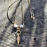 Découvrez le Collier Soe Ari une pièce de bijouterie exceptionnelle qui allie élégance, polyvalence et bienfaits énergétiques. Conçu par Jana Kuzmi, artiste peintre et fondatrice de la marque Boucle Bel Air, ce collier ajustable en longueur offre une infinité de possibilités de style. Grâce à sa perle coulissante, il peut être porté en ras de cou, en collier classique ou en sautoir, s'adaptant ainsi à toutes les occasions et à tous les looks. Collier Soe Ari se distingue par son design ingénieux qui permet de le porter à l'envers, offrant ainsi une toute nouvelle esthétique. Doté d'un pendentif composé de perles et de fines perles en coquillages suspendues et ornées d'une plume dorée, ce bijou est une véritable œuvre d'art. De plus, les finitions du dos du collier, avec deux chaînes ornées de plumes dorées et de perles d'agate blanches plus petites, ajoutent une touche de sophistication et de raffinement. Mais le Collier Soe Ari ne se contente pas d'être beau, il offre également des bienfaits sur le plan énergétique grâce à l'agate blanche. Connue pour ses propriétés de guérison et d'équilibre, l'agate blanche aide à dissiper le stress et à favoriser un sentiment de calme intérieur. En portant ce collier, vous bénéficiez donc non seulement d'un accessoire de mode exceptionnel, mais aussi d'un véritable allié pour votre bien-être. Fabriqué avec soin à partir d'agate blanche brillante, de perles plates polies en coquillages et d'une chaîne en acier inoxydable doré, le Collier Soe Ari incarne le savoir-faire artisanal et la qualité supérieure. Chaque détail a été pensé pour offrir une expérience unique à celui ou celle qui le porte.Offrez-vous dès maintenant le plaisir de posséder un bijou aussi spécial que vous avec le Collier Soe Ari. Que ce soit pour une occasion spéciale ou pour égayer votre tenue quotidienne, ce collier polyvalent saura vous accompagner avec style et élégance.