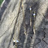 Découvrez le Collier Soe Ari une pièce de bijouterie exceptionnelle qui allie élégance, polyvalence et bienfaits énergétiques. Conçu par Jana Kuzmi, artiste peintre et fondatrice de la marque Boucle Bel Air, ce collier ajustable en longueur offre une infinité de possibilités de style. Grâce à sa perle coulissante, il peut être porté en ras de cou, en collier classique ou en sautoir, s'adaptant ainsi à toutes les occasions et à tous les looks. Collier Soe Ari se distingue par son design ingénieux qui permet de le porter à l'envers, offrant ainsi une toute nouvelle esthétique. Doté d'un pendentif composé de perles et de fines perles en coquillages suspendues et ornées d'une plume dorée, ce bijou est une véritable œuvre d'art. De plus, les finitions du dos du collier, avec deux chaînes ornées de plumes dorées et de perles d'agate blanches plus petites, ajoutent une touche de sophistication et de raffinement. Mais le Collier Soe Ari ne se contente pas d'être beau, il offre également des bienfaits sur le plan énergétique grâce à l'agate blanche. Connue pour ses propriétés de guérison et d'équilibre, l'agate blanche aide à dissiper le stress et à favoriser un sentiment de calme intérieur. En portant ce collier, vous bénéficiez donc non seulement d'un accessoire de mode exceptionnel, mais aussi d'un véritable allié pour votre bien-être. Fabriqué avec soin à partir d'agate blanche brillante, de perles plates polies en coquillages et d'une chaîne en acier inoxydable doré, le Collier Soe Ari incarne le savoir-faire artisanal et la qualité supérieure. Chaque détail a été pensé pour offrir une expérience unique à celui ou celle qui le porte.Offrez-vous dès maintenant le plaisir de posséder un bijou aussi spécial que vous avec le Collier Soe Ari. Que ce soit pour une occasion spéciale ou pour égayer votre tenue quotidienne, ce collier polyvalent saura vous accompagner avec style et élégance.
