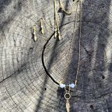Découvrez le Collier Soe Ari une pièce de bijouterie exceptionnelle qui allie élégance, polyvalence et bienfaits énergétiques. Conçu par Jana Kuzmi, artiste peintre et fondatrice de la marque Boucle Bel Air, ce collier ajustable en longueur offre une infinité de possibilités de style. Grâce à sa perle coulissante, il peut être porté en ras de cou, en collier classique ou en sautoir, s'adaptant ainsi à toutes les occasions et à tous les looks. Collier Soe Ari se distingue par son design ingénieux qui permet de le porter à l'envers, offrant ainsi une toute nouvelle esthétique. Doté d'un pendentif composé de perles et de fines perles en coquillages suspendues et ornées d'une plume dorée, ce bijou est une véritable œuvre d'art. De plus, les finitions du dos du collier, avec deux chaînes ornées de plumes dorées et de perles d'agate blanches plus petites, ajoutent une touche de sophistication et de raffinement. Mais le Collier Soe Ari ne se contente pas d'être beau, il offre également des bienfaits sur le plan énergétique grâce à l'agate blanche. Connue pour ses propriétés de guérison et d'équilibre, l'agate blanche aide à dissiper le stress et à favoriser un sentiment de calme intérieur. En portant ce collier, vous bénéficiez donc non seulement d'un accessoire de mode exceptionnel, mais aussi d'un véritable allié pour votre bien-être. Fabriqué avec soin à partir d'agate blanche brillante, de perles plates polies en coquillages et d'une chaîne en acier inoxydable doré, le Collier Soe Ari incarne le savoir-faire artisanal et la qualité supérieure. Chaque détail a été pensé pour offrir une expérience unique à celui ou celle qui le porte.Offrez-vous dès maintenant le plaisir de posséder un bijou aussi spécial que vous avec le Collier Soe Ari. Que ce soit pour une occasion spéciale ou pour égayer votre tenue quotidienne, ce collier polyvalent saura vous accompagner avec style et élégance.