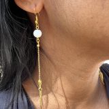 Boucles d’oreilles Soe Ari longues pendantes en acier inoxydable, une perle d’agate blanche et une plume de couleur or