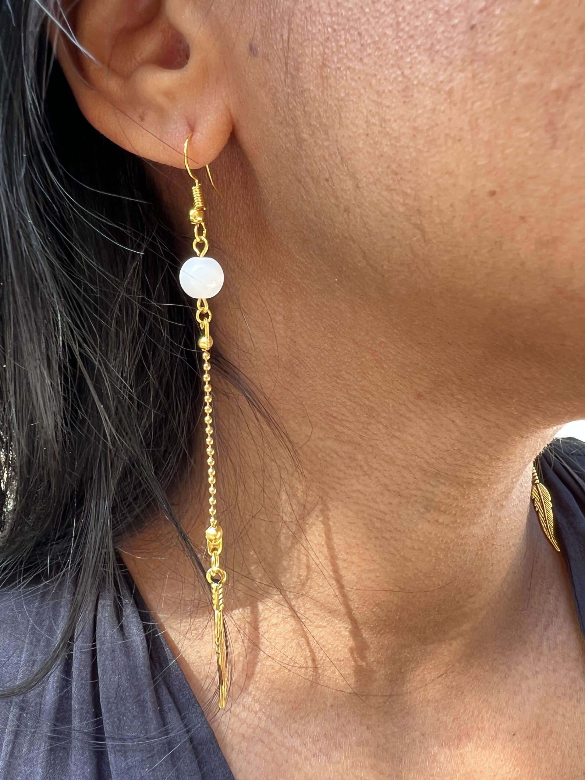 Boucles d’oreilles Soe Ari longues pendantes en acier inoxydable, une perle d’agate blanche et une plume de couleur or