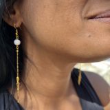 Boucles d’oreilles Soe Ari longues pendantes en acier inoxydable, une perle d’agate blanche et une plume de couleur or