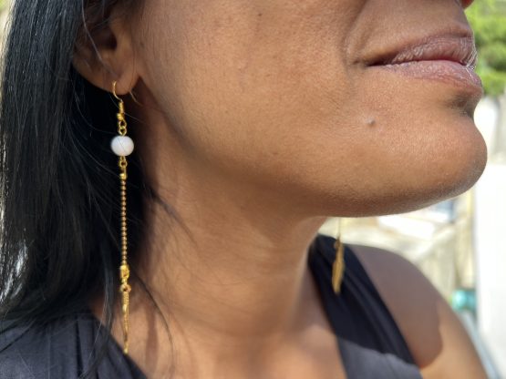 Boucles d’oreilles Soe Ari longues pendantes en acier inoxydable, une perle d’agate blanche et une plume de couleur or