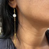 Boucles d’oreilles Soe Ari longues pendantes en acier inoxydable, une perle d’agate blanche et une plume de couleur or