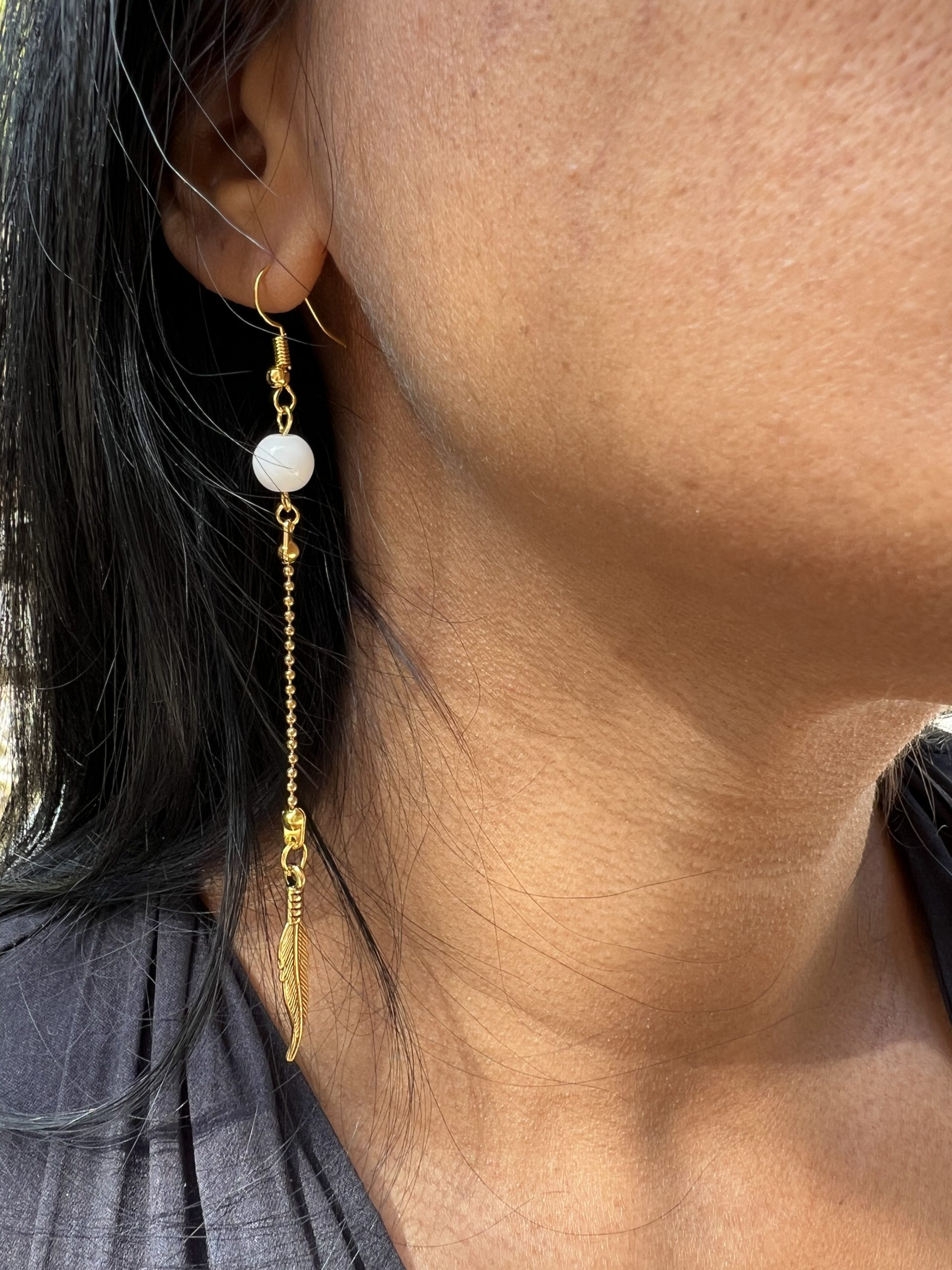 Boucles d’oreilles Soe Ari longues pendantes en acier inoxydable, une perle d’agate blanche et une plume de couleur or