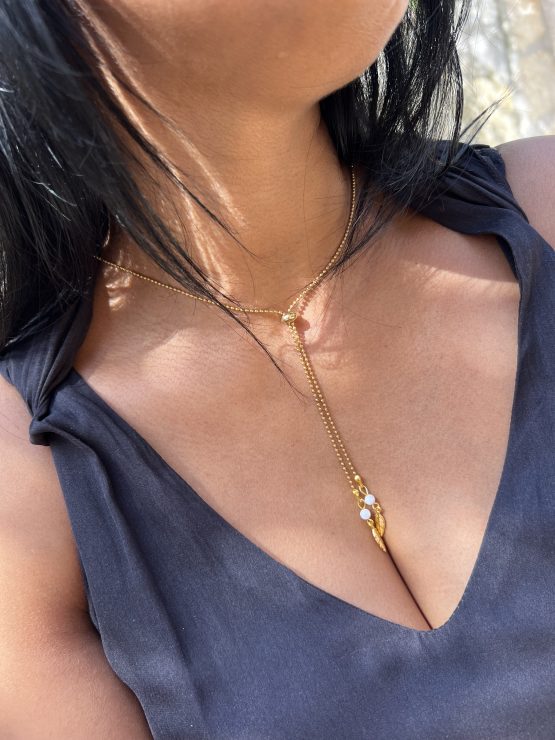 Collier or et blanc en acier inoxydable Soe Ari ajustable en longueur Avec les boucles d’oreilles longues Soe Ari, peut etre porté à l'endroit ou à l'envers