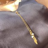 Collier or et blanc en acier inoxydable Soe Ari ajustable en longueur Avec les boucles d’oreilles longues Soe Ari, peut etre porté à l'endroit ou à l'envers