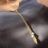 Collier or et blanc en acier inoxydable Soe Ari ajustable en longueur Avec les boucles d’oreilles longues Soe Ari, peut etre porté à l'endroit ou à l'envers