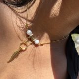 Collier or et blanc en acier inoxydable Soe Ari ajustable en longueur Avec les boucles d’oreilles longues Soe Ari, peut etre porté à l'endroit ou à l'envers