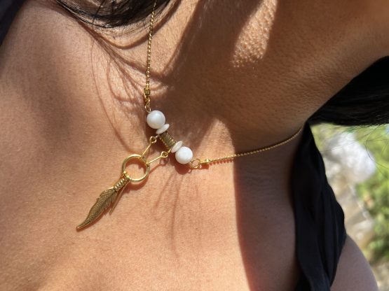 Collier or et blanc en acier inoxydable Soe Ari ajustable en longueur Avec les boucles d’oreilles longues Soe Ari, peut etre porté à l'endroit ou à l'envers