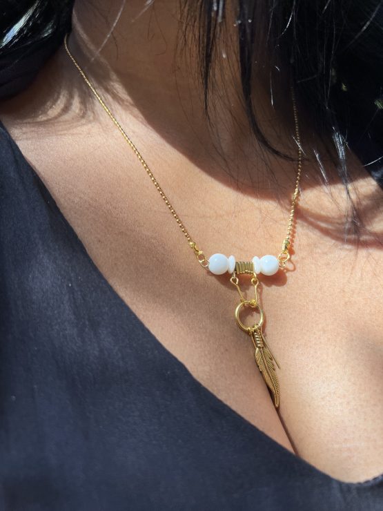 Collier or et blanc en acier inoxydable Soe Ari ajustable en longueur Avec les boucles d’oreilles longues Soe Ari, peut etre porté à l'endroit ou à l'envers