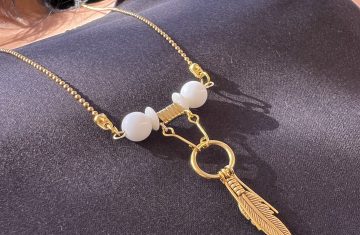 Collier or et blanc en acier inoxydable Soe Ari ajustable en longueur Avec les boucles d’oreilles longues Soe Ari, peut etre porté à l'endroit ou à l'envers