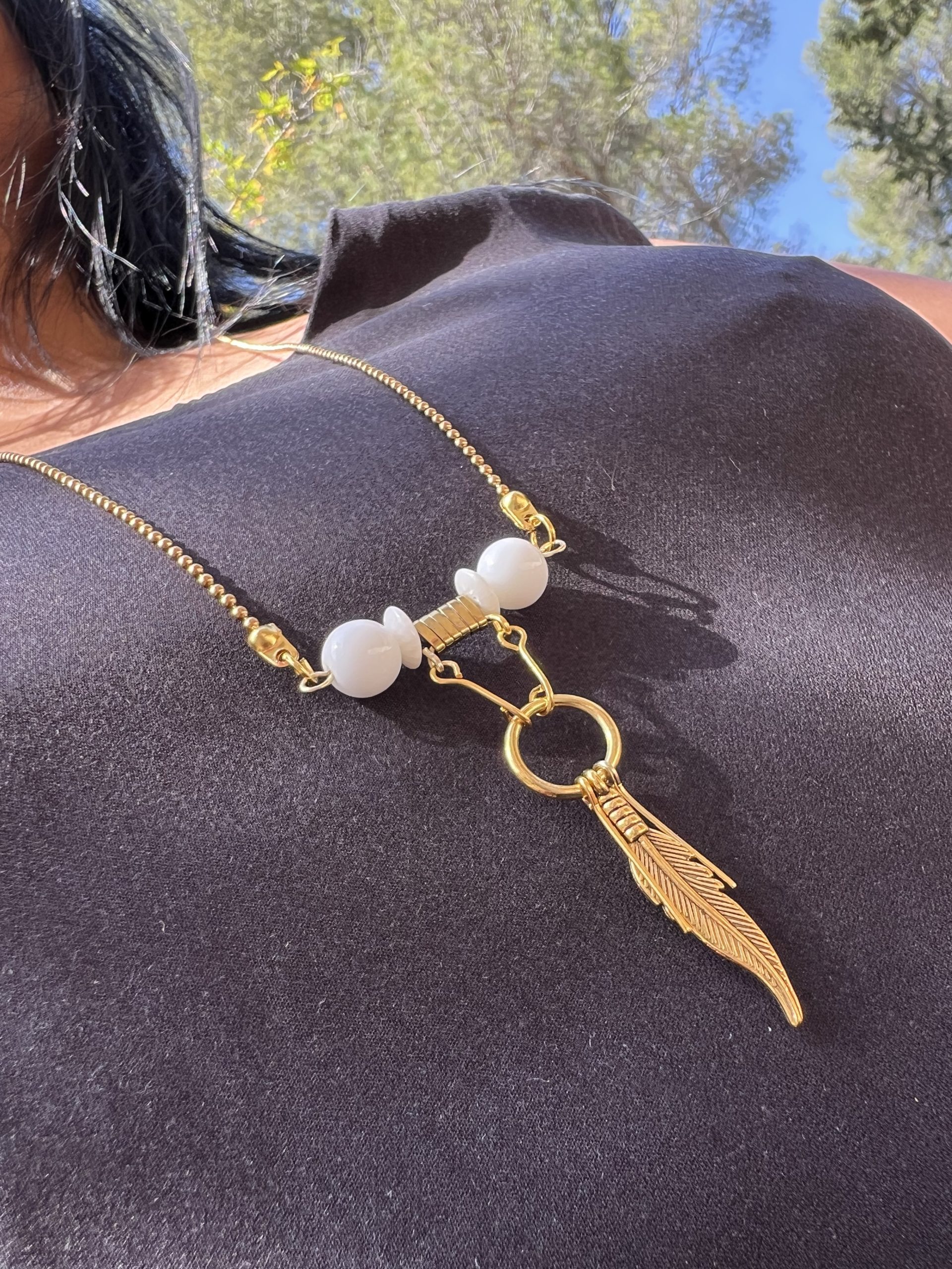 Collier or et blanc en acier inoxydable Soe Ari ajustable en longueur Avec les boucles d’oreilles longues Soe Ari, peut etre porté à l'endroit ou à l'envers