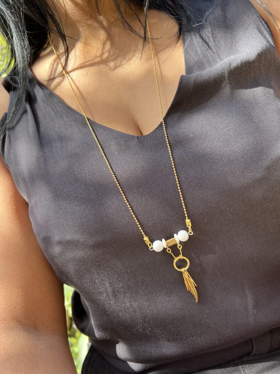 Collier or et blanc en acier inoxydable Soe Ari ajustable en longueur Avec les boucles d’oreilles longues Soe Ari, peut etre porté à l'endroit ou à l'envers