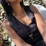 Collier or et blanc en acier inoxydable Soe Ari ajustable en longueur Avec les boucles d’oreilles longues Soe Ari, peut etre porté à l'endroit ou à l'envers