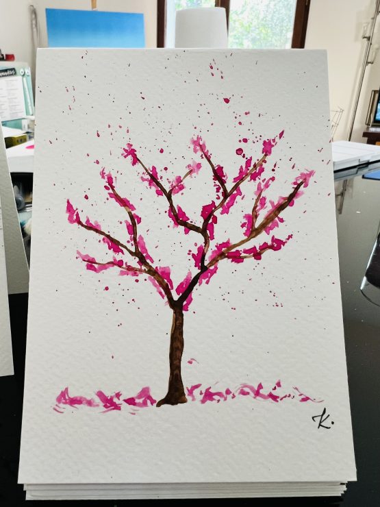 Arbre de Judée en aquarelle de la collection Arbre de Judée de l'artiste peintre Jana KUZMI. Réalisées main en rose et marron sur le papier aquarelle. Cartes artistiques ssont dépliables pour pouvoir écrire dedans et accompagner des fleurs ou u cadeau p.articulier. Elles peuvent accompagner une oeuvre d'art ou un bijou de produits proposés par le site Boucle Bel Air. Peut etre personnalisé et directement envoyé à la personne de votre choix.