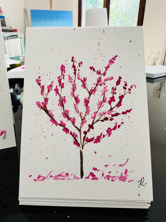 Arbre de Judée en aquarelle de la collection Arbre de Judée de l'artiste peintre Jana KUZMI. Réalisées main en rose et marron sur le papier aquarelle. Cartes artistiques ssont dépliables pour pouvoir écrire dedans et accompagner des fleurs ou u cadeau p.articulier. Elles peuvent accompagner une oeuvre d'art ou un bijou de produits proposés par le site Boucle Bel Air. Peut etre personnalisé et directement envoyé à la personne de votre choix.