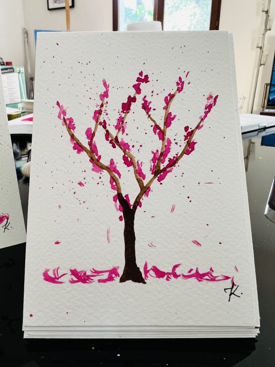 Arbre de Judée en aquarelle de la collection Arbre de Judée de l'artiste peintre Jana KUZMI. Réalisées main en rose et marron sur le papier aquarelle. Cartes artistiques ssont dépliables pour pouvoir écrire dedans et accompagner des fleurs ou u cadeau p.articulier. Elles peuvent accompagner une oeuvre d'art ou un bijou de produits proposés par le site Boucle Bel Air. Peut etre personnalisé et directement envoyé à la personne de votre choix.