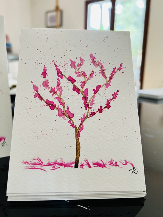 Arbre de Judée en aquarelle de la collection Arbre de Judée de l'artiste peintre Jana KUZMI. Réalisées main en rose et marron sur le papier aquarelle. Cartes artistiques ssont dépliables pour pouvoir écrire dedans et accompagner des fleurs ou u cadeau p.articulier. Elles peuvent accompagner une oeuvre d'art ou un bijou de produits proposés par le site Boucle Bel Air. Peut etre personnalisé et directement envoyé à la personne de votre choix.