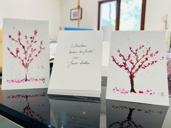 Arbre de Judée en aquarelle de la collection Arbre de Judée de l'artiste peintre Jana KUZMI. Réalisées main en rose et marron sur le papier aquarelle. Cartes artistiques ssont dépliables pour pouvoir écrire dedans et accompagner des fleurs ou u cadeau p.articulier. Elles peuvent accompagner une oeuvre d'art ou un bijou de produits proposés par le site Boucle Bel Air.