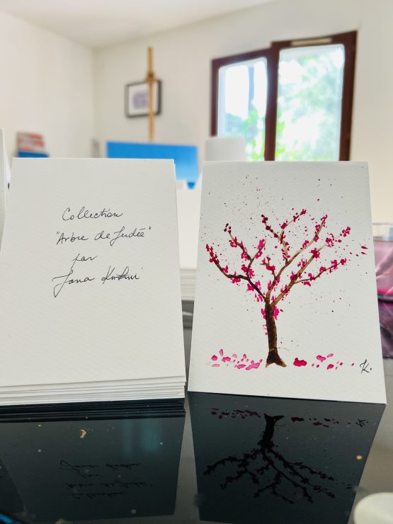 Arbre de Judée en aquarelle de la collection Arbre de Judée de l'artiste peintre Jana KUZMI. Réalisées main en rose et marron sur le papier aquarelle. Cartes artistiques ssont dépliables pour pouvoir écrire dedans et accompagner des fleurs ou u cadeau p.articulier. Elles peuvent accompagner une oeuvre d'art ou un bijou de produits proposés par le site Boucle Bel Air.