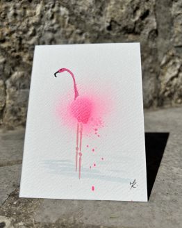 Cartes artistiques Collection Flamant rose par Jana Kuzmi Découvrez les magnifiques cartes artistiques réalisées entièrement à la main par Jana Kuzmi, une talentueuse artiste peintre basée à Bouc Bel Air, près d'Aix en Provence. Chaque carte est une véritable œuvre d'art, créée avec soin et passion. Les cartes sont confectionnées à partir de papier aquarelle de qualité supérieure, découpé et peint avec minutie. Chaque détail est pris en compte pour garantir une finition impeccable. La collection Flamant rose incarne l'élégance et le glamour, faisant de ces cartes le choix parfait pour accompagner une fleur, un cadeau ou simplement pour offrir un sourire. Chaque carte s'ouvre pour permettre d'y inscrire un message personnel, offrant ainsi une touche personnelle à chaque envoi. De plus, elles sont livrées avec une enveloppe, prêtes à être envoyées à vos proches. Cartes artistiques Collection Flamant rose par Jana Kuzmi Que ce soit pour une occasion spéciale, une fête ou simplement pour exprimer votre affection, les cartes artistiques de Jana Kuzmi apporteront une touche de beauté et d'originalité à tous vos messages. Offrez un cadeau unique et faites plaisir à vos proches avec ces cartes uniques en leur genre. Commandez dès maintenant vos cartes artistiques Flamant rose et laissez-vous séduire par la créativité et le talent de Jana Kuzmi. Chaque carte est une œuvre d'art à part entière, témoignage du savoir-faire exceptionnel de cette artiste peintre. Faites bonne impression avec des cartes uniques et faites briller les yeux de vos proches grâce à ces créations uniques. Les cartes artistiques de Jana Kuzmi sont fabriquées à partir d'un papier aquarelle de qualité supérieure d'un poids de papier de 300g. Ce papier aquarelle de haute densité offre une excellente capacité d'absorption de l'eau et permet à l'artiste d'appliquer différentes techniques d'aquarelle telles que les lavages, les mélanges de couleurs et les textures. Grâce à sa résistance et à sa durabilité, le papier aquarelle de 300g garantit également que les cartes artistiques de Jana Kuzmi peuvent être manipulées.