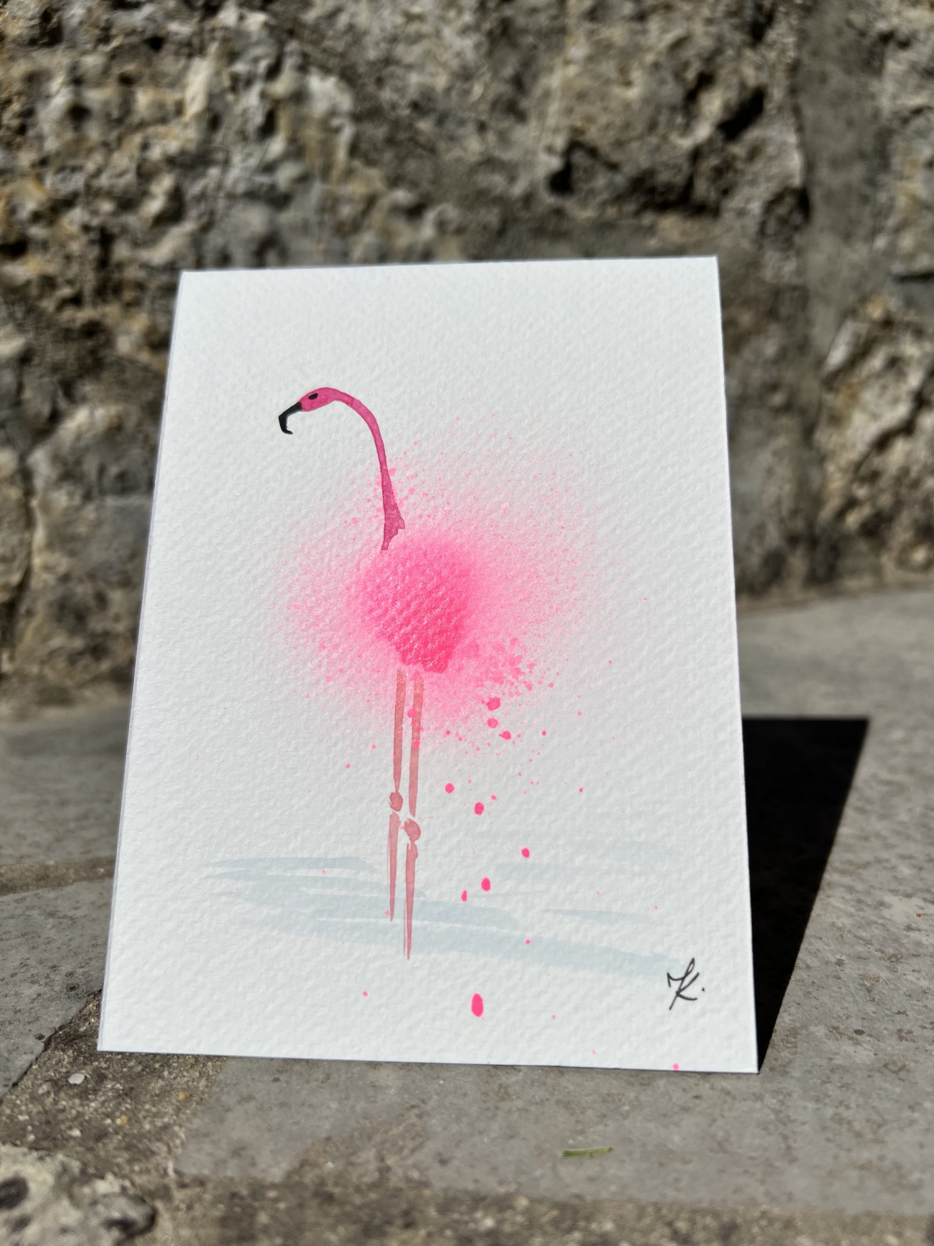 Cartes artistiques Collection Flamant rose par Jana Kuzmi Découvrez les magnifiques cartes artistiques réalisées entièrement à la main par Jana Kuzmi, une talentueuse artiste peintre basée à Bouc Bel Air, près d'Aix en Provence. Chaque carte est une véritable œuvre d'art, créée avec soin et passion. Les cartes sont confectionnées à partir de papier aquarelle de qualité supérieure, découpé et peint avec minutie. Chaque détail est pris en compte pour garantir une finition impeccable. La collection Flamant rose incarne l'élégance et le glamour, faisant de ces cartes le choix parfait pour accompagner une fleur, un cadeau ou simplement pour offrir un sourire. Chaque carte s'ouvre pour permettre d'y inscrire un message personnel, offrant ainsi une touche personnelle à chaque envoi. De plus, elles sont livrées avec une enveloppe, prêtes à être envoyées à vos proches. Cartes artistiques Collection Flamant rose par Jana Kuzmi Que ce soit pour une occasion spéciale, une fête ou simplement pour exprimer votre affection, les cartes artistiques de Jana Kuzmi apporteront une touche de beauté et d'originalité à tous vos messages. Offrez un cadeau unique et faites plaisir à vos proches avec ces cartes uniques en leur genre. Commandez dès maintenant vos cartes artistiques Flamant rose et laissez-vous séduire par la créativité et le talent de Jana Kuzmi. Chaque carte est une œuvre d'art à part entière, témoignage du savoir-faire exceptionnel de cette artiste peintre. Faites bonne impression avec des cartes uniques et faites briller les yeux de vos proches grâce à ces créations uniques. Les cartes artistiques de Jana Kuzmi sont fabriquées à partir d'un papier aquarelle de qualité supérieure d'un poids de papier de 300g. Ce papier aquarelle de haute densité offre une excellente capacité d'absorption de l'eau et permet à l'artiste d'appliquer différentes techniques d'aquarelle telles que les lavages, les mélanges de couleurs et les textures. Grâce à sa résistance et à sa durabilité, le papier aquarelle de 300g garantit également que les cartes artistiques de Jana Kuzmi peuvent être manipulées.