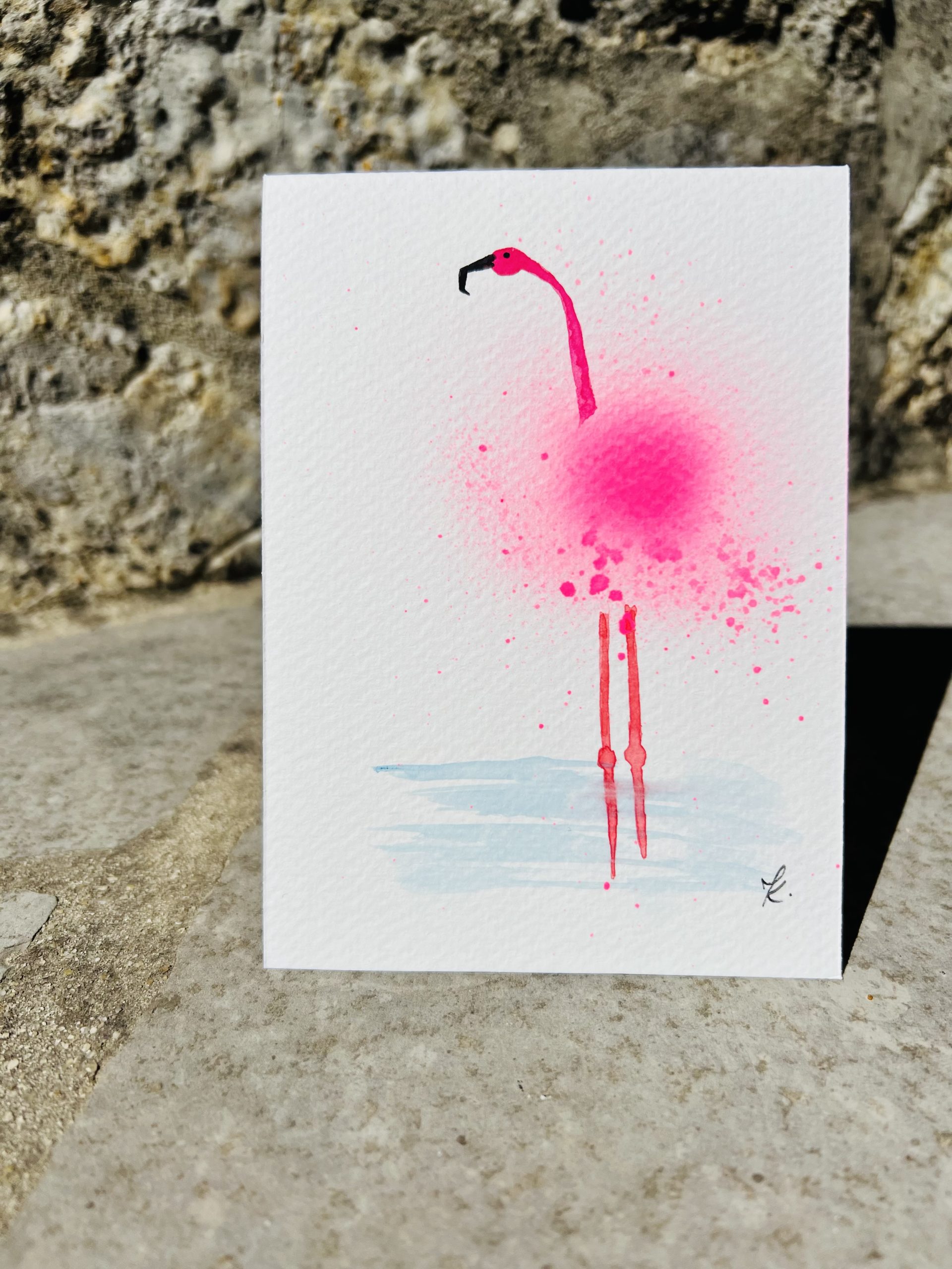 Cartes artistiques Collection Flamant rose par Jana Kuzmi Découvrez les magnifiques cartes artistiques réalisées entièrement à la main par Jana Kuzmi, une talentueuse artiste peintre basée à Bouc Bel Air, près d'Aix en Provence. Chaque carte est une véritable œuvre d'art, créée avec soin et passion. Les cartes sont confectionnées à partir de papier aquarelle de qualité supérieure, découpé et peint avec minutie. Chaque détail est pris en compte pour garantir une finition impeccable. La collection Flamant rose incarne l'élégance et le glamour, faisant de ces cartes le choix parfait pour accompagner une fleur, un cadeau ou simplement pour offrir un sourire. Chaque carte s'ouvre pour permettre d'y inscrire un message personnel, offrant ainsi une touche personnelle à chaque envoi. De plus, elles sont livrées avec une enveloppe, prêtes à être envoyées à vos proches. Cartes artistiques Collection Flamant rose par Jana Kuzmi Que ce soit pour une occasion spéciale, une fête ou simplement pour exprimer votre affection, les cartes artistiques de Jana Kuzmi apporteront une touche de beauté et d'originalité à tous vos messages. Offrez un cadeau unique et faites plaisir à vos proches avec ces cartes uniques en leur genre. Commandez dès maintenant vos cartes artistiques Flamant rose et laissez-vous séduire par la créativité et le talent de Jana Kuzmi. Chaque carte est une œuvre d'art à part entière, témoignage du savoir-faire exceptionnel de cette artiste peintre. Faites bonne impression avec des cartes uniques et faites briller les yeux de vos proches grâce à ces créations uniques. Les cartes artistiques de Jana Kuzmi sont fabriquées à partir d'un papier aquarelle de qualité supérieure d'un poids de papier de 300g. Ce papier aquarelle de haute densité offre une excellente capacité d'absorption de l'eau et permet à l'artiste d'appliquer différentes techniques d'aquarelle telles que les lavages, les mélanges de couleurs et les textures. Grâce à sa résistance et à sa durabilité, le papier aquarelle de 300g garantit également que les cartes artistiques de Jana Kuzmi peuvent être manipulées.